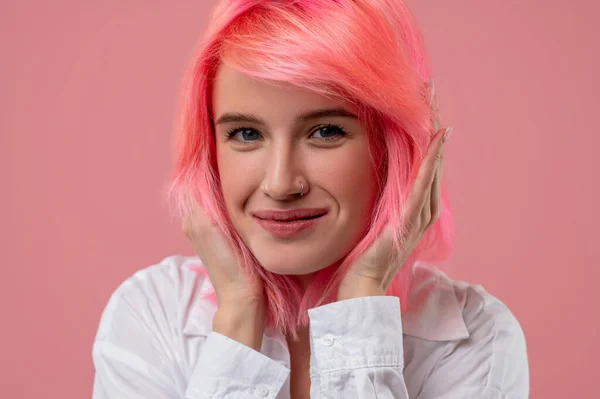 Közelkép Egy Gyönyörű Fiatal Nőről Akinek Orrkarikája Megérinti Rózsaszín Haját — Stock Fotó