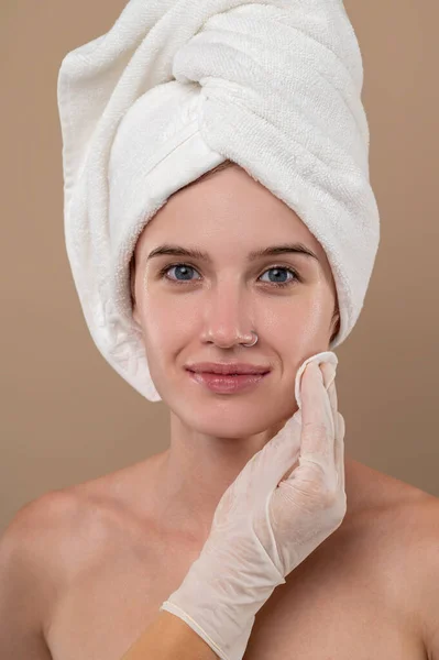 Cosmetologia Bella Ragazza Che Procedure Bellezza Nel Salone Cosmetologico — Foto Stock