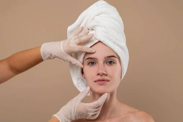 Cosmetología Chica Bonita Teniendo Procedimientos Belleza Salón Cosmetológico — Foto de Stock
