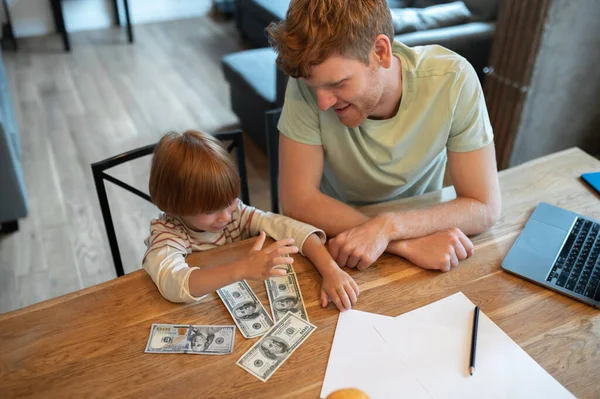 Fundamentos Financieros Papá Explicando Hijo Importancia Educación Financiera — Foto de Stock
