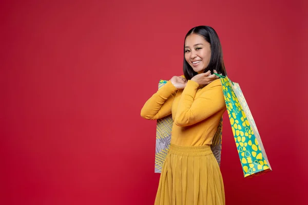 Sonriente Joven Moda Con Bolsas Compras Posando Para Cámara Sobre — Foto de Stock