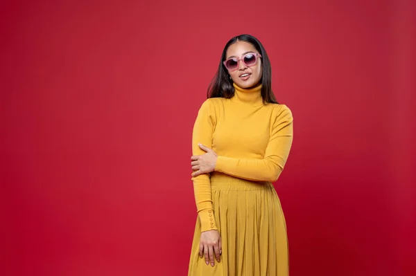 Jovem Mulher Asiática Confiante Posando Para Câmera Vestido Amarelo Óculos — Fotografia de Stock
