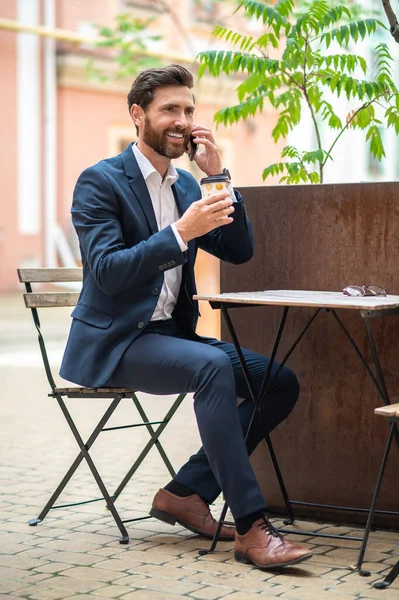 Διάλειμμα Για Καφέ Νεαρός Όμορφος Επιχειρηματίας Πίνει Καφέ Ένα Καφέ — Φωτογραφία Αρχείου