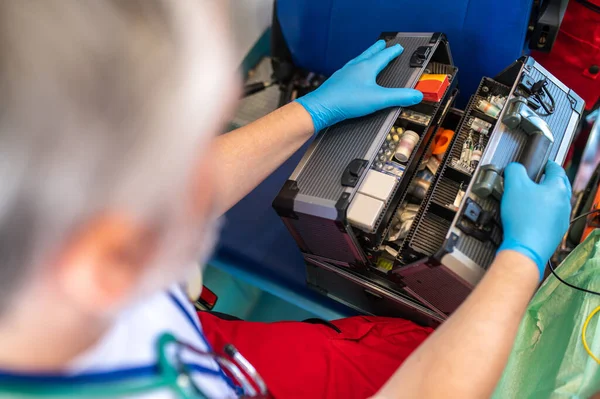 일회용 장갑을 Ems 가방을 준의료 종사자의 사진이 — 스톡 사진