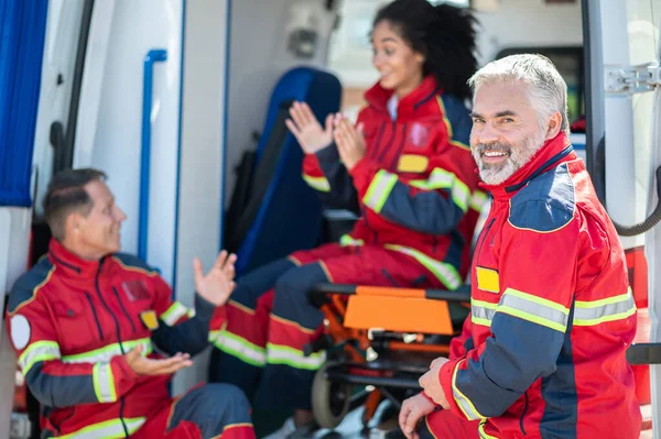 Smiling Joyful Gray Haired Bearded Ambulance Doctor Standing His Colleagues — Stock Photo, Image