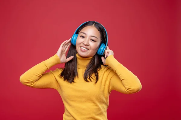 Portret Pasie Radosnej Młodej Kobiety Słuchającej Muzyki Bezprzewodowych Słuchawkach — Zdjęcie stockowe