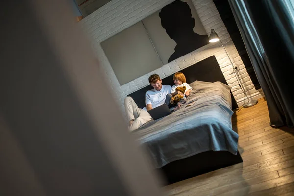 Perheilta Isä Hänen Pieni Poikansa Sängyssä Ennen Nukkumaanmenoa — kuvapankkivalokuva