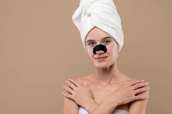 Membersihkan Garis Garis Gadis Cantik Dengan Garis Pembersihan Hidungnya — Stok Foto