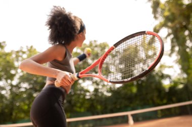 Tenis turnuvası. Elinde raketle genç aktif tenis oyuncusu