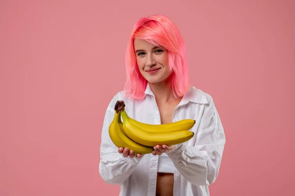 Portret Talii Słodkiej Dziewczyny Szczęśliwym Uśmiechem Trzymającej Banany Rękach — Zdjęcie stockowe