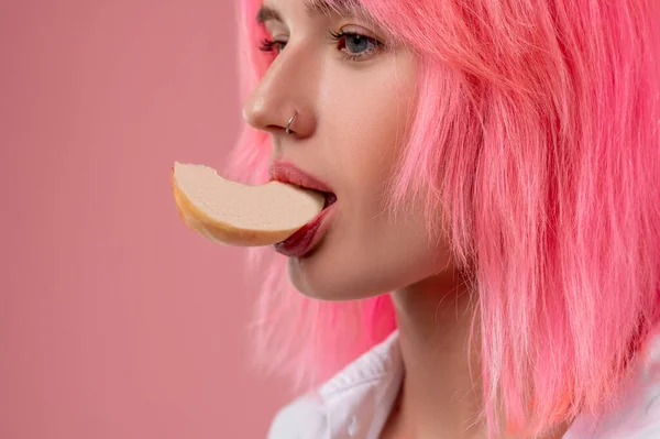 Close Portrait Serious Girl Bright Dark Hair Holding Slice Apple — Stock Photo, Image