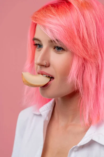 Portrét Krásné Růžové Mladé Ženy Držící Ústech Kousek Jablka — Stock fotografie