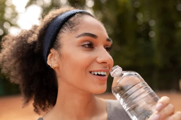 Durstgefühl Hübsches Junges Mädchen Trinkt Wasser Nach Dem Sport — Stockfoto