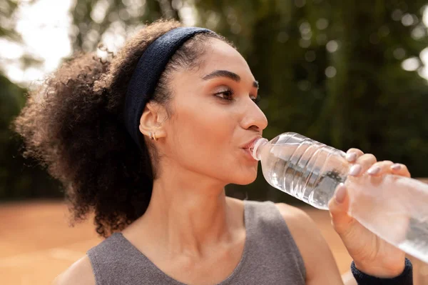喉が渇いた 運動後のきれいな若い女の子の飲料水 — ストック写真