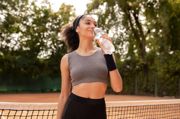 Durstgefühl Hübsches Junges Mädchen Trinkt Wasser Nach Dem Sport — Stockfoto