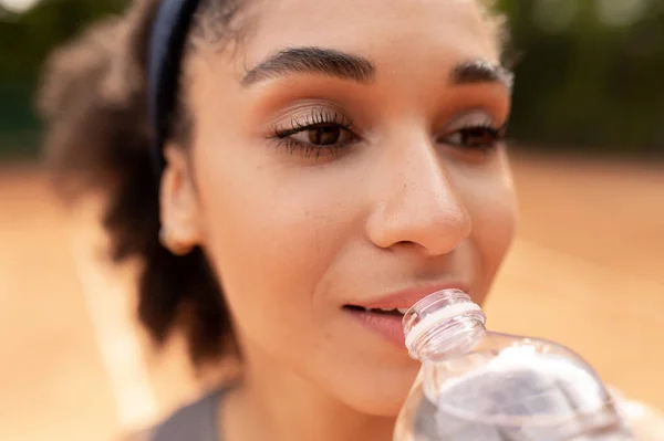 Sentir Sed Chica Bastante Joven Bebiendo Agua Después Hacer Ejercicio — Foto de Stock