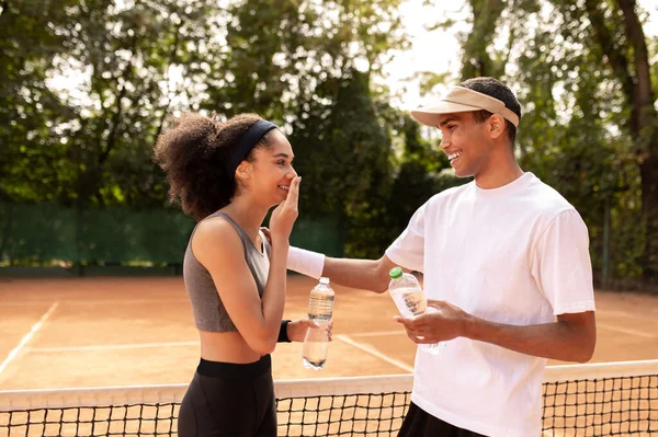 Ausruhen Jugendliche Ruhen Sich Nach Dem Spiel Auf Dem Tennisplatz — Stockfoto