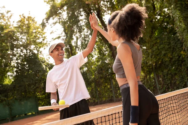 Взволнована Молодые Люди Взволнованы После Хорошей Игры Теннис — стоковое фото