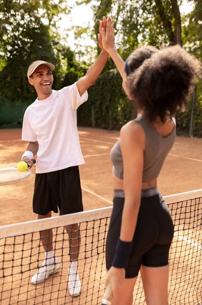 Взволнована Молодые Люди Взволнованы После Хорошей Игры Теннис — стоковое фото