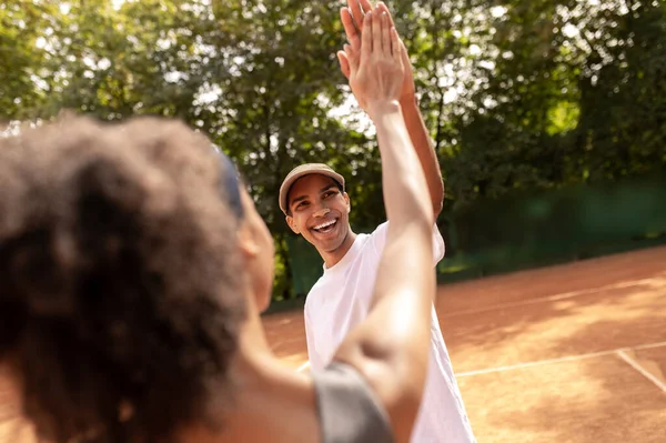 Ich Bin Aufgeregt Junge Leute Nach Gutem Tennisspiel Aufgeregt — Stockfoto