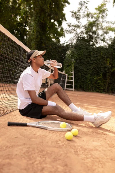 Meccs Után Fiatal Férfi Teniszező Pihen Teniszpályán Játék Után — Stock Fotó