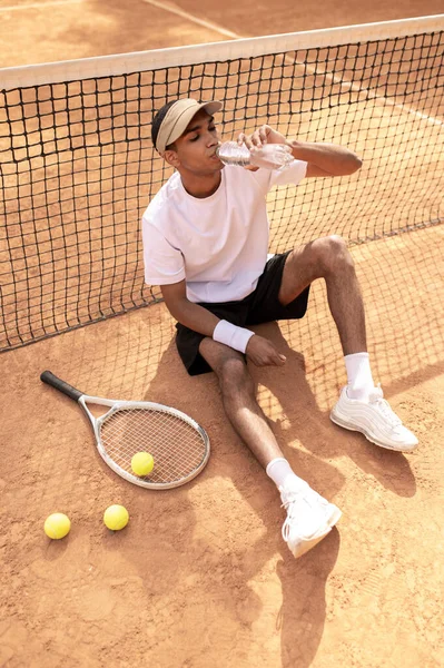 試合の後だ 試合後にテニスコートで休んでいた若い男子テニス選手 — ストック写真