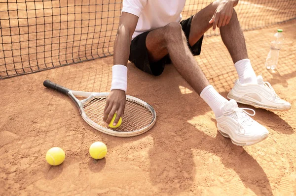 После Тренировки Человек Белой Футболке Козырьке Отдыхает Теннисных Кортах — стоковое фото