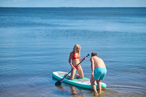 Kayak Couple Passant Temps Sur Mer Kayak — Photo