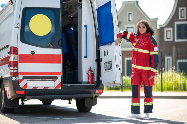 Fullt Porträtt Leende Kvinnlig Ambulanskille Som Lutar Sig Mot Den — Stockfoto