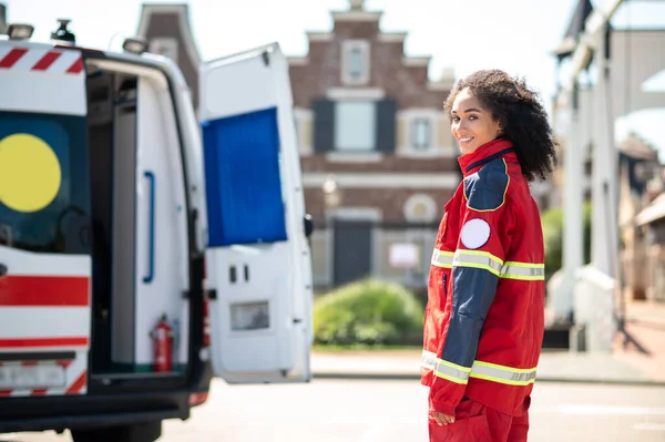 Lächelnd Stehen Junge Sanitäterinnen Uniform Vor Einem Rettungswagen — Stockfoto
