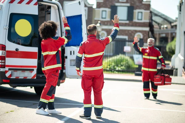 Ambulancier Barbu Aux Cheveux Gris Avec Sac Ems Debout Dans — Photo