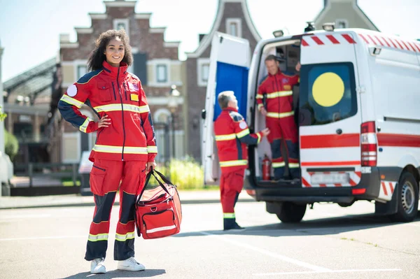 Glimlachend Tevreden Jonge Vrouwelijke Paramedicus Die Een Medische Tas Vasthoudt — Stockfoto