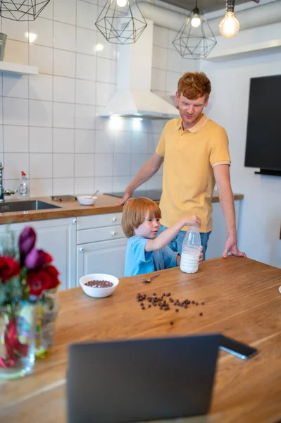 Spelen Voor Beakfast Zoon Brengen Tijd Samen Door Keuken Voor — Stockfoto