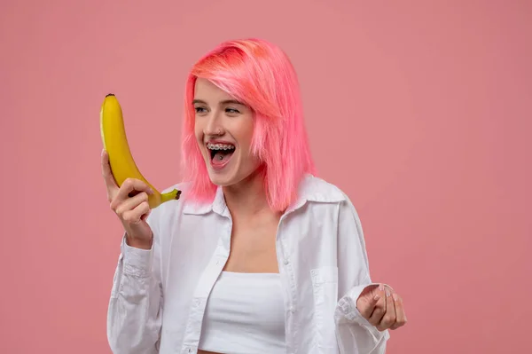 Taille Portret Van Een Vrolijke Jonge Vrouw Met Een Tong — Stockfoto