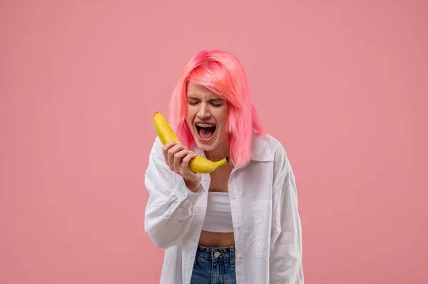 Young Female Tongue Piercing Braces Performing Song Fruit Microphone — Stock Photo, Image