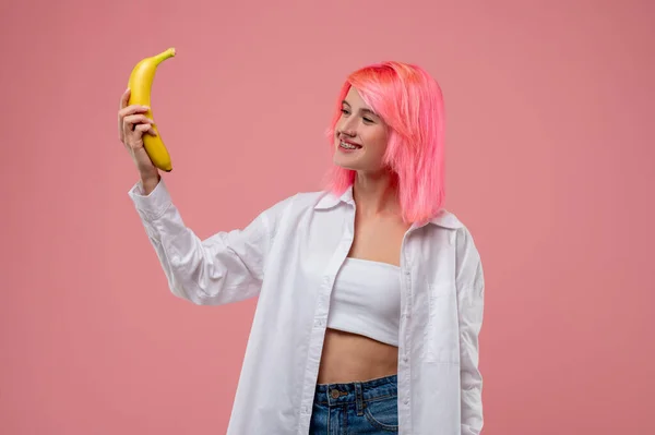 Vidám Csinos Lány Fém Fogszabályzóval Egy Orrkarikával Banánt Tartva Felemelt — Stock Fotó