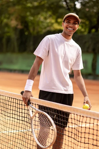 テニス選手 若いです男で白いTシャツとともにテニスラケットで手 — ストック写真