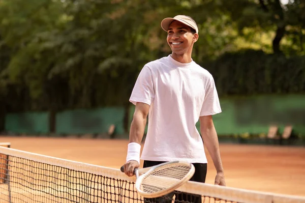 Jogador Ténis Jovem Tshirt Branca Com Uma Raquete Tênis Nas — Fotografia de Stock