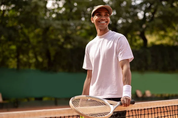 Теннисист Молодой Человек Белой Футболке Теннисной Ракеткой Руках — стоковое фото