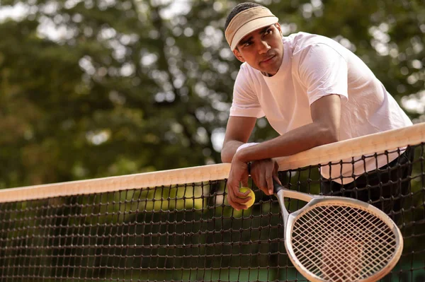 テニス選手 若いです男で白いTシャツとともにテニスラケットで手 — ストック写真