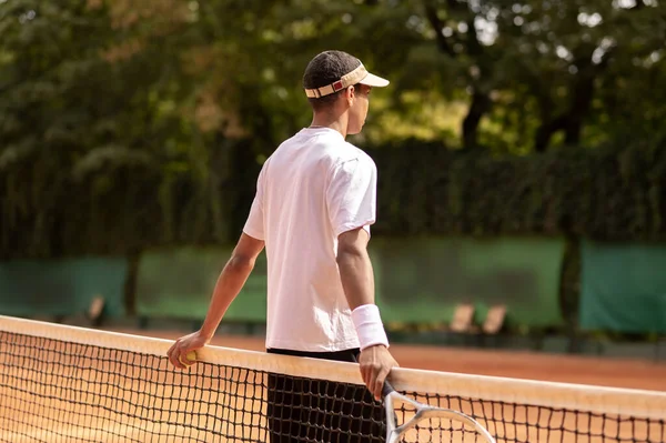 Тренировка Молодой Человек Солнцезащитном Козырьке Теннисных Кортах — стоковое фото