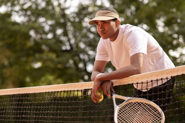Тренировка Молодой Человек Солнцезащитном Козырьке Теннисных Кортах — стоковое фото