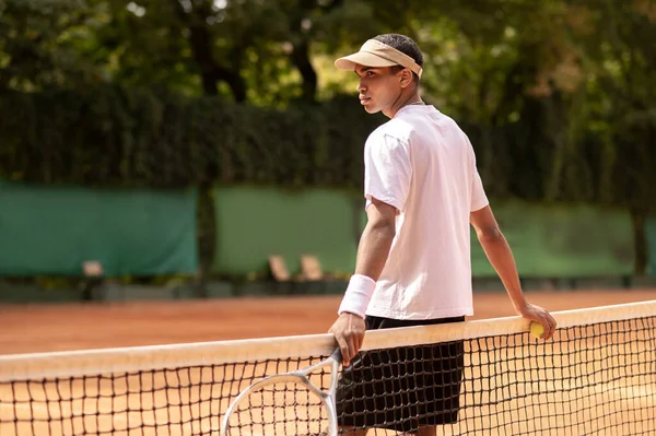 Training Junger Mann Mit Sonnenbrille Auf Den Tennisplätzen — Stockfoto