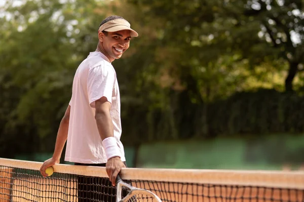 Training Junger Mann Mit Sonnenbrille Auf Den Tennisplätzen — Stockfoto