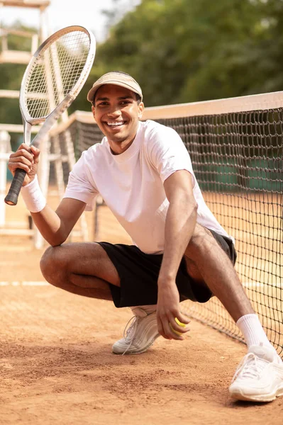 Время Спорта Молодой Человек Белой Футболке Козырьке Теннисных Кортах — стоковое фото