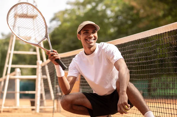 Sporttijd Jongeman Wit Shirt Zonneklep Tennisbanen — Stockfoto