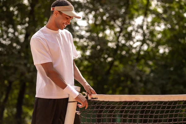 Tenisové Kurty Usmívající Mladý Sportovec Opravující Síť Tenisových Kurtech — Stock fotografie