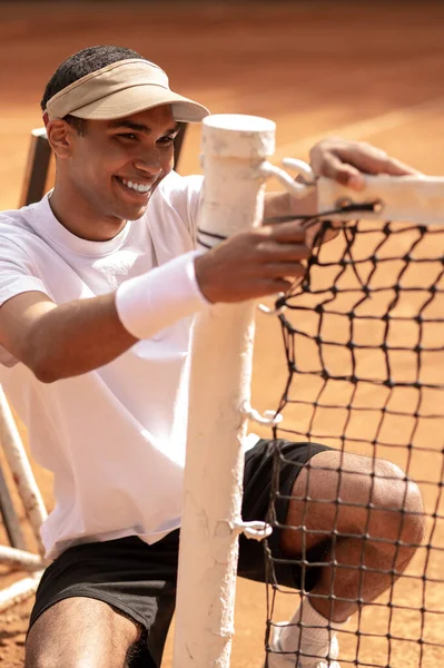 Tenisových Kurtech Usmívající Mladý Sportovec Opravující Síť Tenisových Kurtech — Stock fotografie