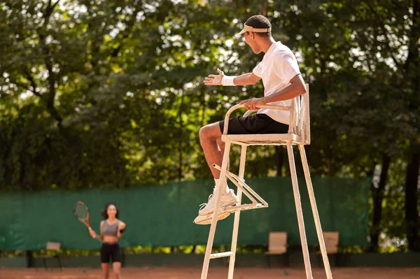 男子ラインインパイアーがテニスコートで椅子に座って — ストック写真
