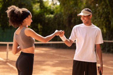 Tenis oynuyordum. Genç tenisçiler tenis kortlarında idman yapıyorlar.